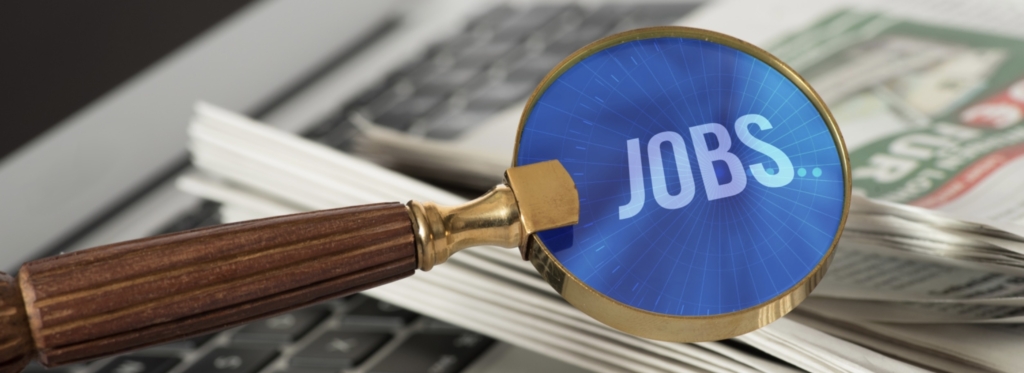 Una lente di ingrandimento con la parola Jobs.